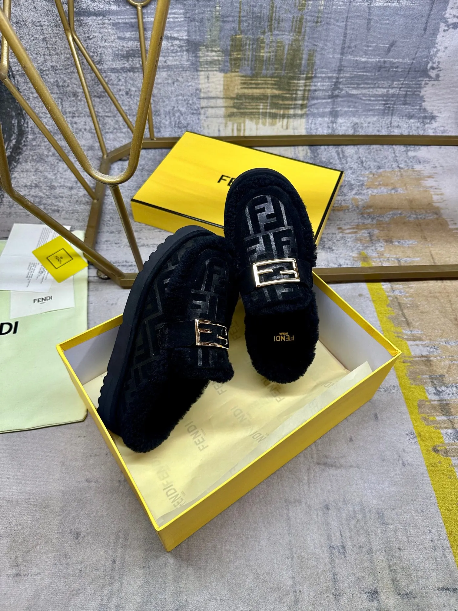 p560🐮🐮FENDI’s latest casual round toe flat half slippers. Made of black suede material and decorated with a tonal embossed FF pattern. Tonal shearling lining and trim. Decorated with Baguette hardware in gold-finish metal. Thick black non-slip sole with contrasting inlay and FENDI lettering on the heel. Women’s sizes 35-40, men’s sizes 39-45